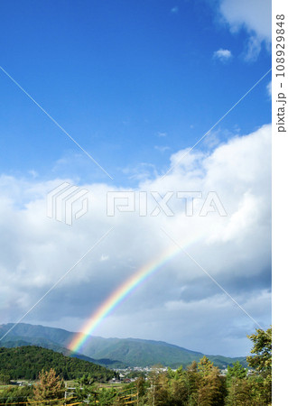 山に架かる虹 108929848