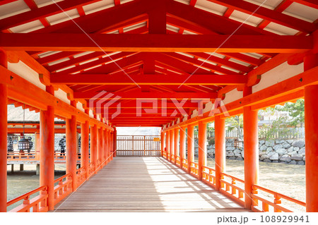 広島 宮島 厳島神社 朱塗りの柱が並ぶ西廻廊 広島 宮島 厳島神社 朱塗りの柱が並ぶ西廻廊 108929941