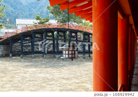 広島 宮島 厳島神社 朱塗りの柱がある西廻廊から望む反橋 108929942