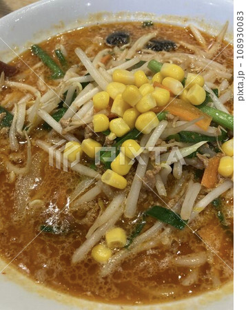 中華料理チェーン店で食べるサラリーマンの昼食(味噌ラーメン) 中華料理チェーン店で食べるサラリーマンの昼食(味噌ラーメン) 108930083