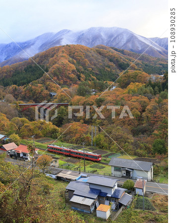 紅葉と雪景色の会津鉄道 108930285