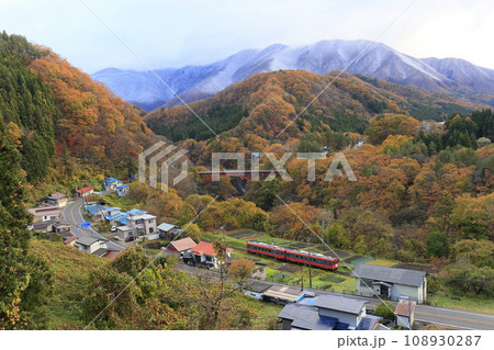 紅葉と雪景色の会津鉄道 紅葉と雪景色の会津鉄道 108930287