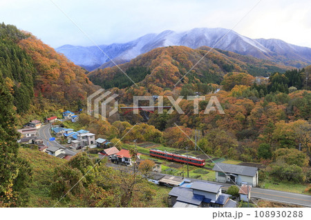 紅葉と雪景色の会津鉄道 108930288