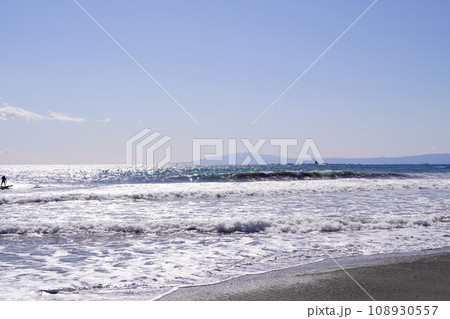 辻堂海岸から見たエボシ岩 辻堂海岸から見たエボシ岩 108930557