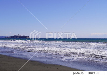 辻堂海岸から見た冬の江ノ島 108930809