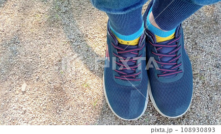 公園で遊ぶ大人の足 公園で遊ぶ大人の足 108930893