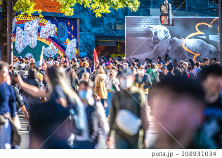 日本の東京都市景観 10週連続減↓…秋晴れのポカポカ…。脱コロナで“撲滅”のマ姿が…渋谷でも＝19日 108931034
