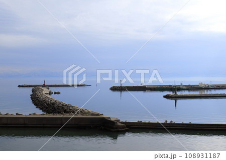 静かな海の漁港 静かな海の漁港 108931187