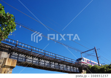 381系電車の特急やくも号が鉄橋を渡る光景 381系電車の特急やくも号が鉄橋を渡る光景 108931237