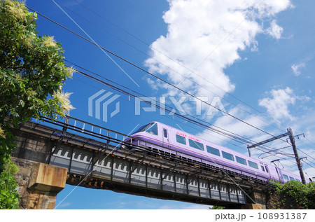 スーパーやくも色のリバイバルカラーに塗装された381系電車の特急やくも号が鉄橋を渡る光景 スーパーやくも色のリバイバルカラーに塗装された381系電車の特急やくも号が鉄橋を渡る光景 108931387