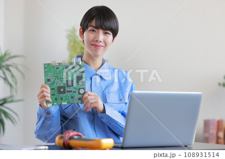 基板を持つ女性エンジニア1 基板を持つ女性エンジニア1 108931514