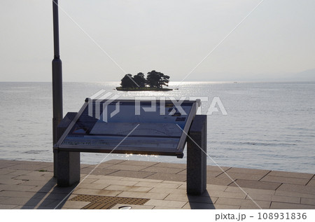 銀色に輝く夏の宍道湖 108931836