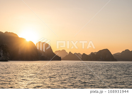 halong bay, or ha long bay, a UNESCO World Heritage Site in  Quang Ninh, Vietnam 108931944