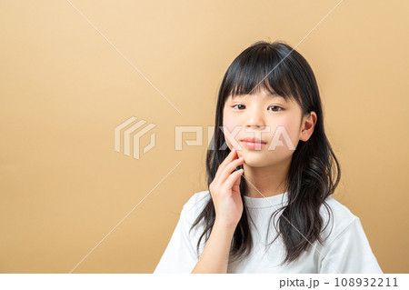 見つめる女の子。 108932211