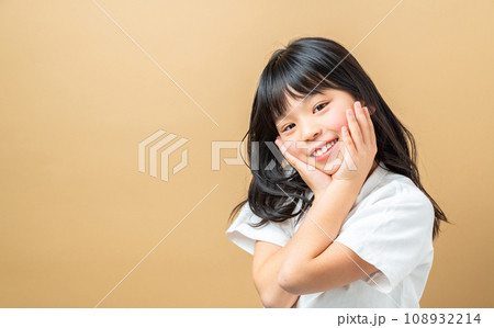 見つめる女の子。 108932214