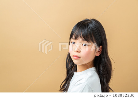 見つめる女の子。 108932230