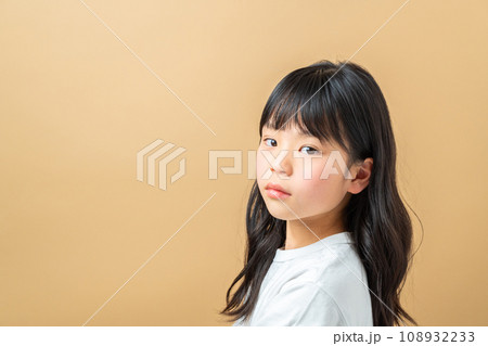 見つめる女の子。 108932233