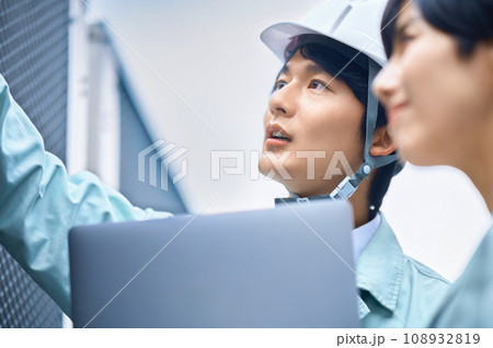 点検作業する作業員の男女 撮影協力:有明教育芸術短期大学 点検作業する作業員の男女 撮影協力:有明教育芸術短期大学 108932819