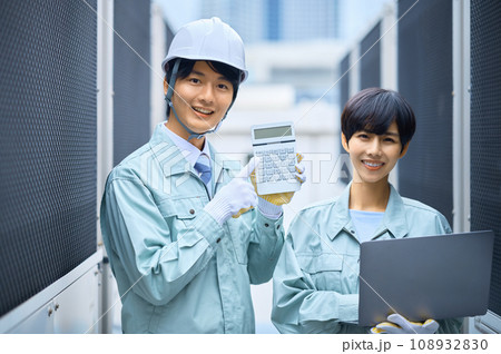 点検作業する作業員の男女 撮影協力：有明教育芸術短期大学 108932830