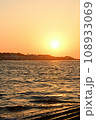 夕日　三浦市城ヶ島付近の風景 108933069