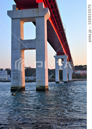 城ヶ島大橋　夕日　三浦市城ヶ島の風景 108933070