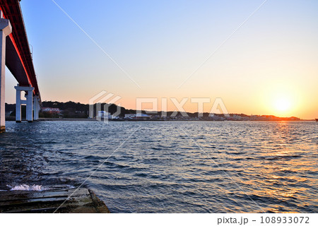 城ヶ島大橋 夕日 三浦市城ヶ島の風景 城ヶ島大橋 夕日 三浦市城ヶ島の風景 108933072