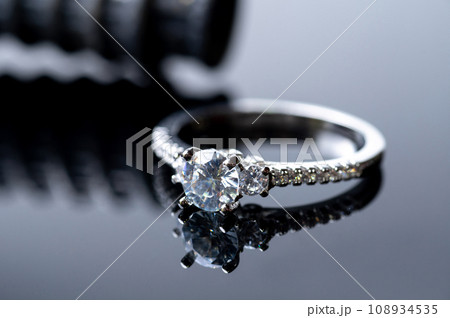 Wedding diamond rings on the black background 108934535