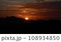沈みゆく太陽　二上山と箸墓古墳に沈む夕日　ワイド　 108934850