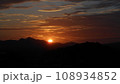 沈みゆく太陽　二上山と箸墓古墳に沈む秋の夕日　ワイド　 108934852