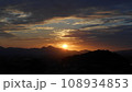 沈みゆく太陽　二上山と箸墓古墳に沈む秋の夕日　ワイド　 108934853