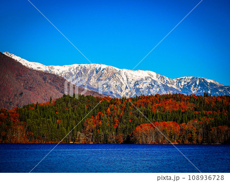 冠雪の北アルプスと青木湖 108936728