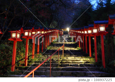 晩秋の貴船神社：本宮参道（京都市左京区） 108937225