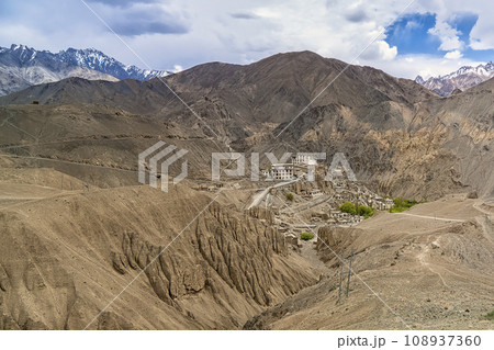 ラマユル僧院・ザンスカール山脈の眺望 / Lamayuru Monastery, Ladakh ラマユル僧院・ザンスカール山脈の眺望 / Lamayuru Monastery, Ladakh 108937360