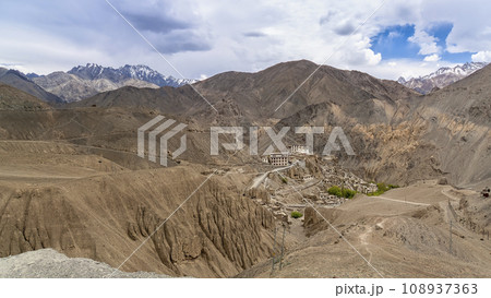 ラマユル僧院・ザンスカール山脈の眺望 / Lamayuru Monastery, Ladakh ラマユル僧院・ザンスカール山脈の眺望 / Lamayuru Monastery, Ladakh 108937363