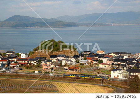 中海バックを行く特急スーパーまつかぜ（山陰本線：鳥取⇔益田） 108937465