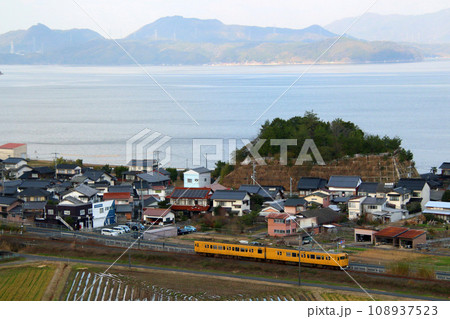 中海バックを行く山陰本線115系(伯備線直通列車) 中海バックを行く山陰本線115系(伯備線直通列車) 108937523