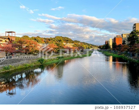 紅葉に彩られた川 108937527
