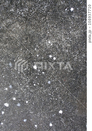 DIY塗装で偶然コンクリート床にできた白ペンキアート 108937710