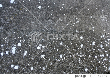 DIY塗装で偶然コンクリート床にできた白ペンキアート 108937725