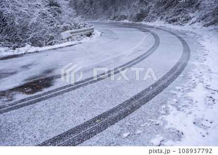 雪道　アイスバーン 108937792