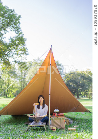 ソロキャンプする若い女性キャンパー ソロキャンプする若い女性キャンパー 108937820