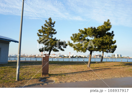 東扇島、公園、東扇島東公園、川崎、神奈川、日本、扇島、海、空、青、風景、工場、建物、ビル、船、 108937917