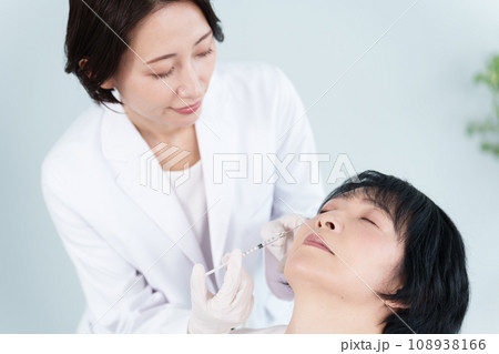 目尻　美容注射　美容整形 108938166