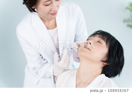 目尻　美容注射　美容整形 108938167