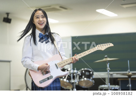 エレキギターを弾く女子高校生 撮影協力:有明教育芸術短期大学 エレキギターを弾く女子高校生 撮影協力:有明教育芸術短期大学 108938182