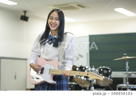 エレキギターを弾く女子高校生 撮影協力:有明教育芸術短期大学 エレキギターを弾く女子高校生 撮影協力:有明教育芸術短期大学 108938183