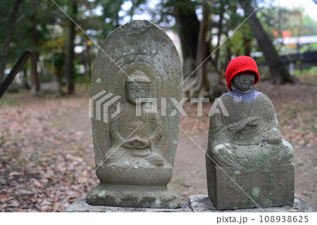 伊丹昆陽寺境内の阿弥陀如来石像とお大師様石像-1 108938625