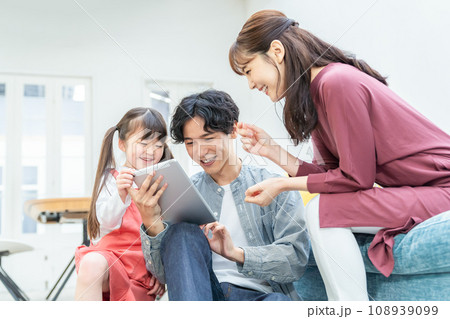 リビングでくつろぐ若い家族 108939099