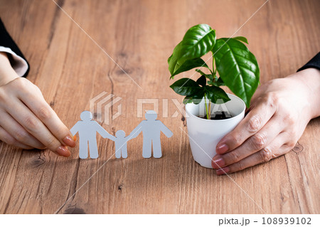 家族とグリーンのクラフトイメージ 108939102