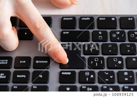 リターンきーを押す手元 リターンきーを押す手元 108939125